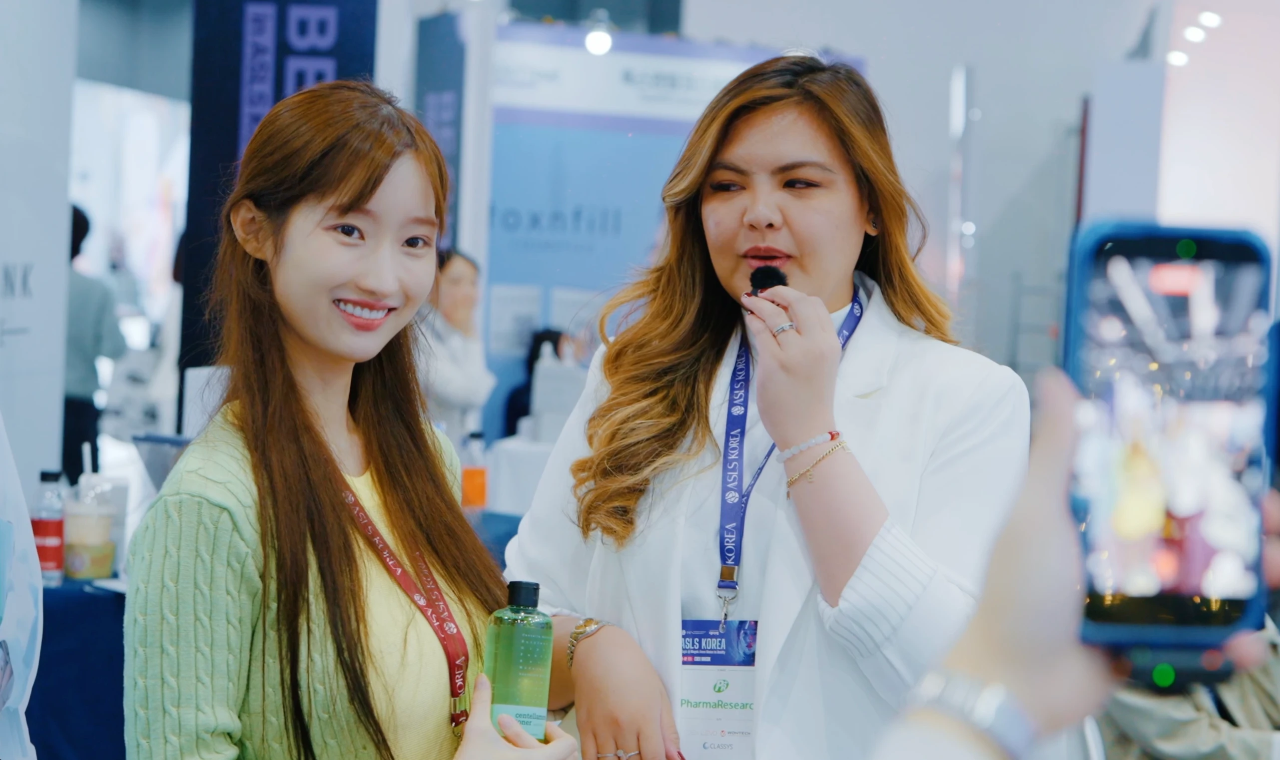 BEAUTYQUE 현장에서 제품을 체험하고 촬영하는 크리에이터들